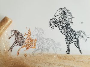 Cavalos - Design de Hicham Chajai com caligrafia árabe