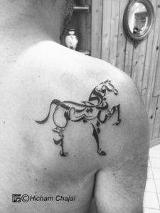 Cavalo - desenho de tatuagem árabe por Hicham Chajai com caligrafia árabe
