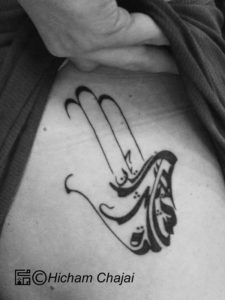 Mão de Fatma - desenho de tatuagem árabe por Hicham Chajai com caligrafia árabe